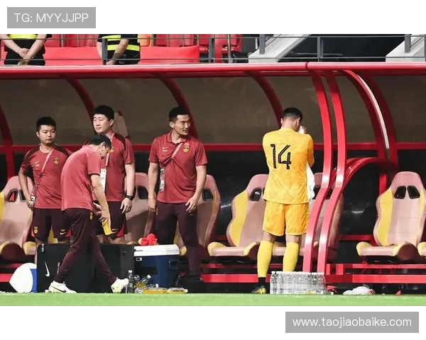 国足逆转取胜震惊全场年轻球员爆发助力球队挺进世界杯预选赛