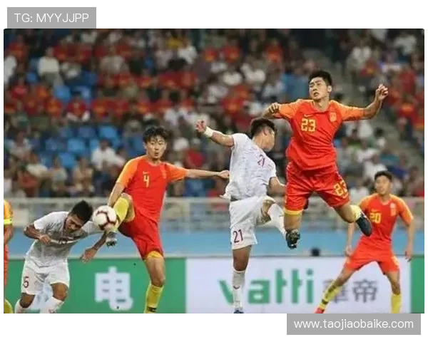 中国足球队迎战日本队，备战亚洲杯决赛，球迷期待强强对决