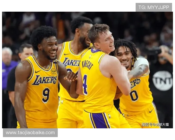 詹姆斯与浓眉携手出战 湖人迎战勇士季前赛大战引发球迷热议